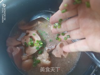 莲藕炖猪蹄的做法步骤：12