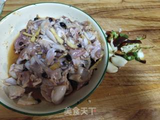 鸭肉煸炒花菜的做法步骤：1
