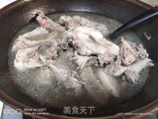 土豆烧鸡肉的做法步骤：1