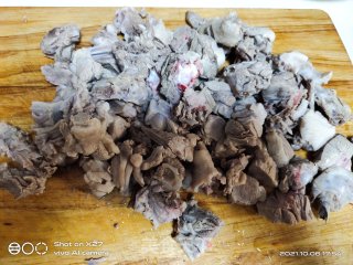 土豆烧鸡肉的做法步骤：2