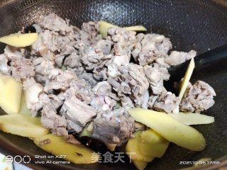 土豆烧鸡肉的做法步骤：5