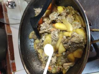 土豆烧鸡肉的做法步骤：8