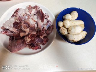 芋头莲藕炖鸭子的做法步骤：1