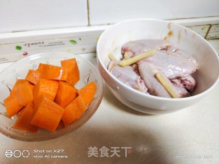 胡萝卜烧鸡中翅的做法步骤：1