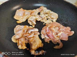 红烧鸡肉饭的做法步骤：2