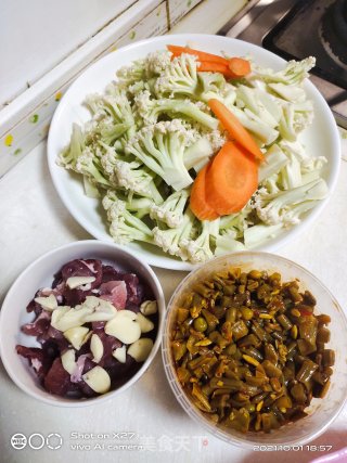 酸豆角花菜炒肉的做法步骤：1
