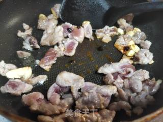 酸豆角花菜炒肉的做法步骤：2