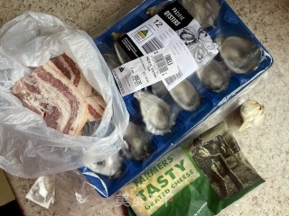 芝士培根焗生蚝的做法步骤：1