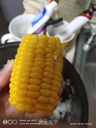 胡萝卜拌玉米的做法步骤：2