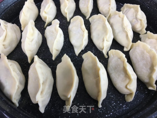 冰花芹菜肉馅煎饺的做法步骤：8