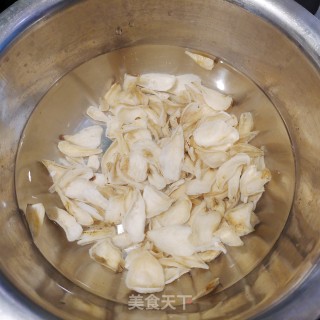 雪梨莲藕汤的做法步骤：1