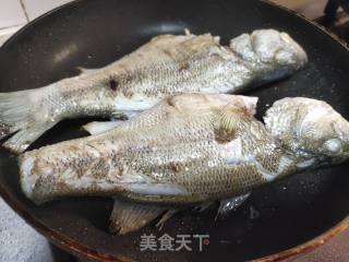 酸豆角烧鲈鱼的做法步骤：1