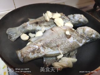 酸豆角烧鲈鱼的做法步骤：2