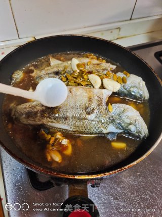 酸豆角烧鲈鱼的做法步骤：4