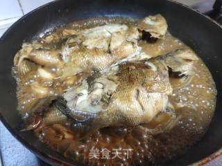 酸豆角烧鲈鱼的做法步骤：5