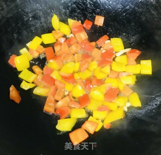 滑蛋虾仁炒彩椒的做法步骤：3