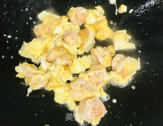 滑蛋虾仁炒彩椒的做法步骤：7