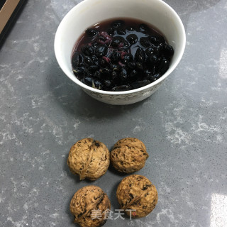 黑豆核桃豆浆的做法步骤：1