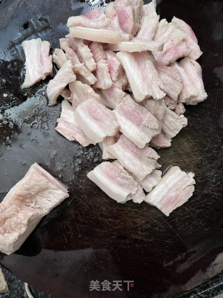 莲藕青椒炒五花肉的做法步骤：1