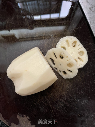 莲藕青椒炒五花肉的做法步骤：3