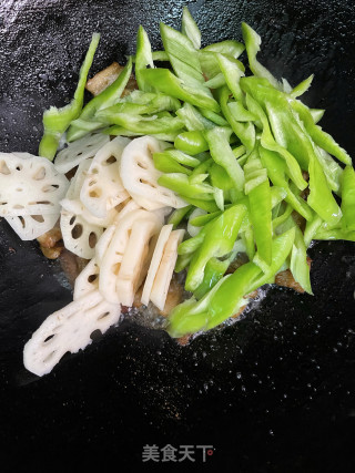 莲藕青椒炒五花肉的做法步骤：7