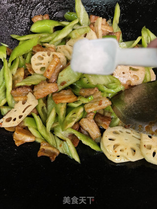 莲藕青椒炒五花肉的做法步骤：8