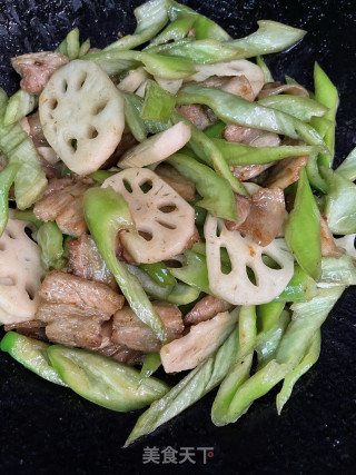 莲藕青椒炒五花肉的做法步骤：9