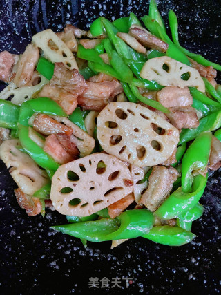 莲藕青椒炒五花肉的做法步骤：10