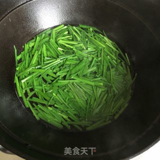 蛋皮拌韭菜的做法步骤：1