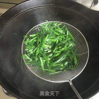 蛋皮拌韭菜的做法步骤：2