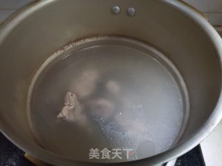 龙骨炖湖藕的做法步骤：3