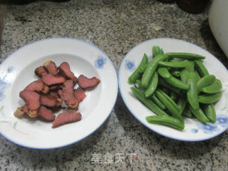 腊肉炒甜豆的做法步骤：1