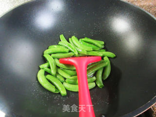 腊肉炒甜豆的做法步骤：2