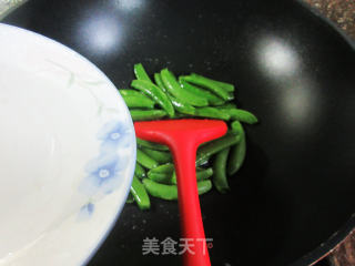 腊肉炒甜豆的做法步骤：3