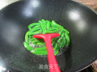 腊肉炒甜豆的做法步骤：4