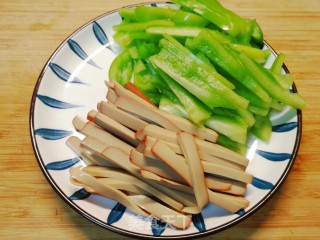3分钟家常快手菜～青椒炒豆干丝的做法步骤：4