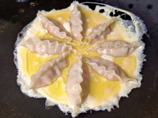 泡菜饺子锅贴的做法步骤：2