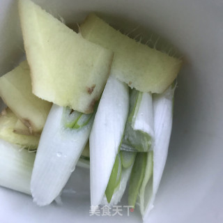 鲜藕排骨汤的做法步骤：3