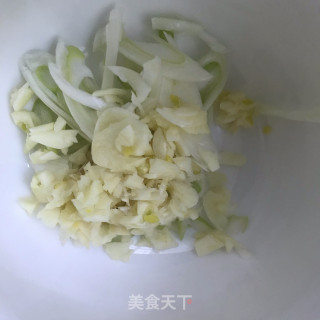 核桃油炒油麦菜的做法步骤：2