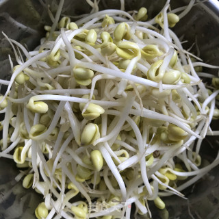 黄豆芽炖粉条的做法步骤：1