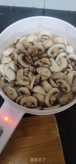 猪肉炒白磨菇的做法步骤：3