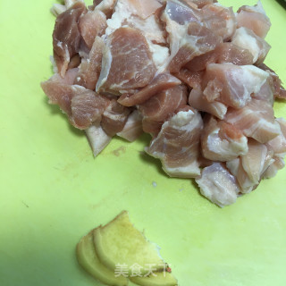 鱿鱼干煲瘦肉的做法步骤：2