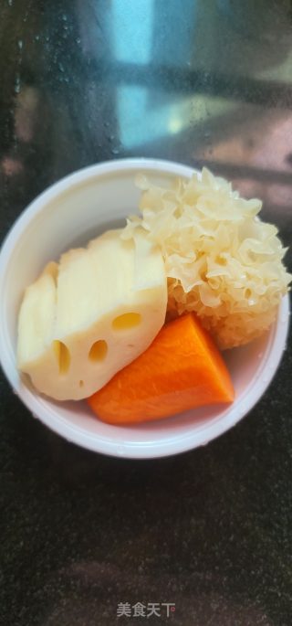 莲藕胡萝卜银耳羹的做法步骤：1