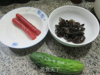 黑木耳香肠炒黄瓜的做法步骤：1