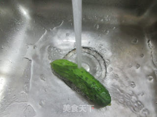 黑木耳香肠炒黄瓜的做法步骤：2