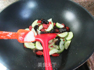黑木耳香肠炒黄瓜的做法步骤：7
