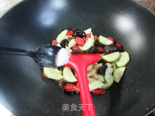 黑木耳香肠炒黄瓜的做法步骤：8