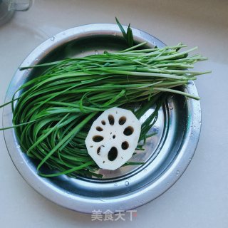 莲藕韭菜猪肉水饺的做法步骤：2