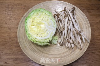 圆白菜炒菌菇的做法步骤：1