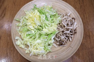 圆白菜炒菌菇的做法步骤：2
